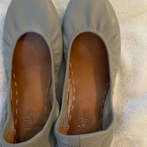 Light gray Tiek sz 7